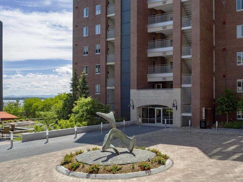 Courtyard Burlington Harbor Hotel Exterior photo
