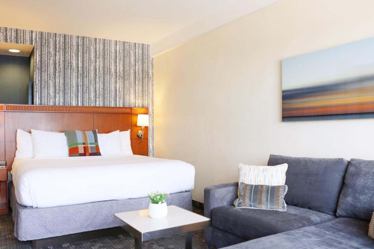 Courtyard Burlington Harbor Hotel Exterior photo