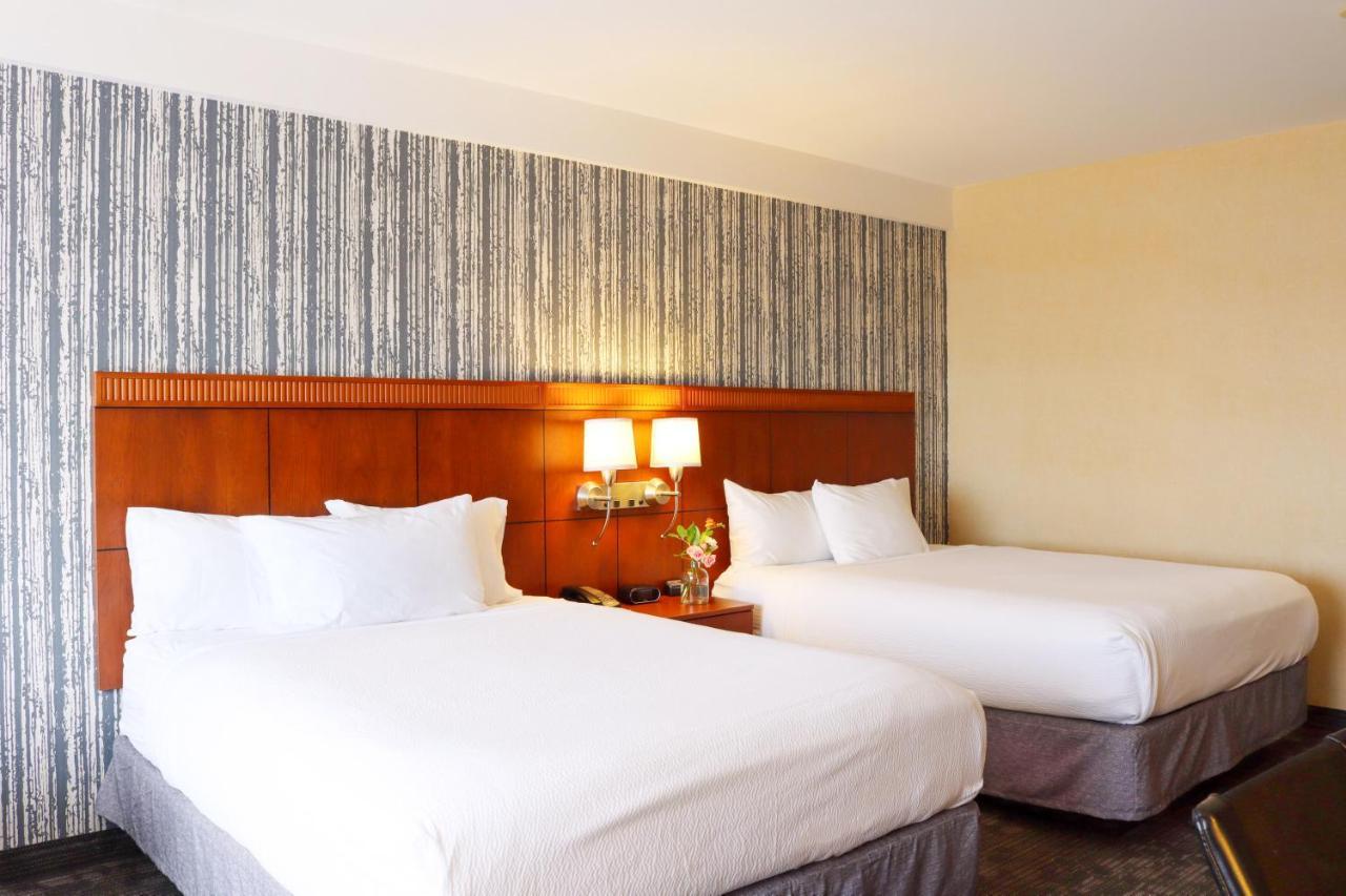 Courtyard Burlington Harbor Hotel Exterior photo
