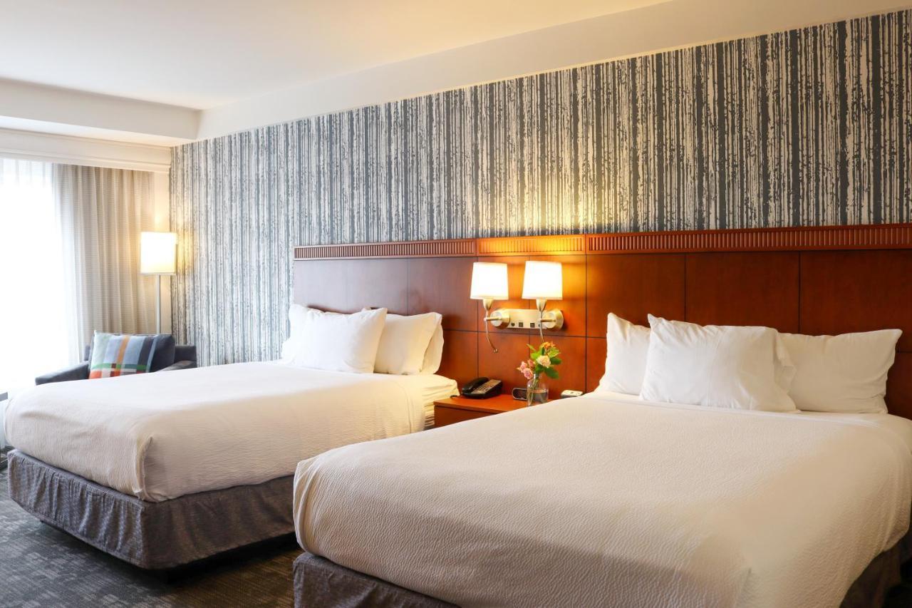 Courtyard Burlington Harbor Hotel Exterior photo