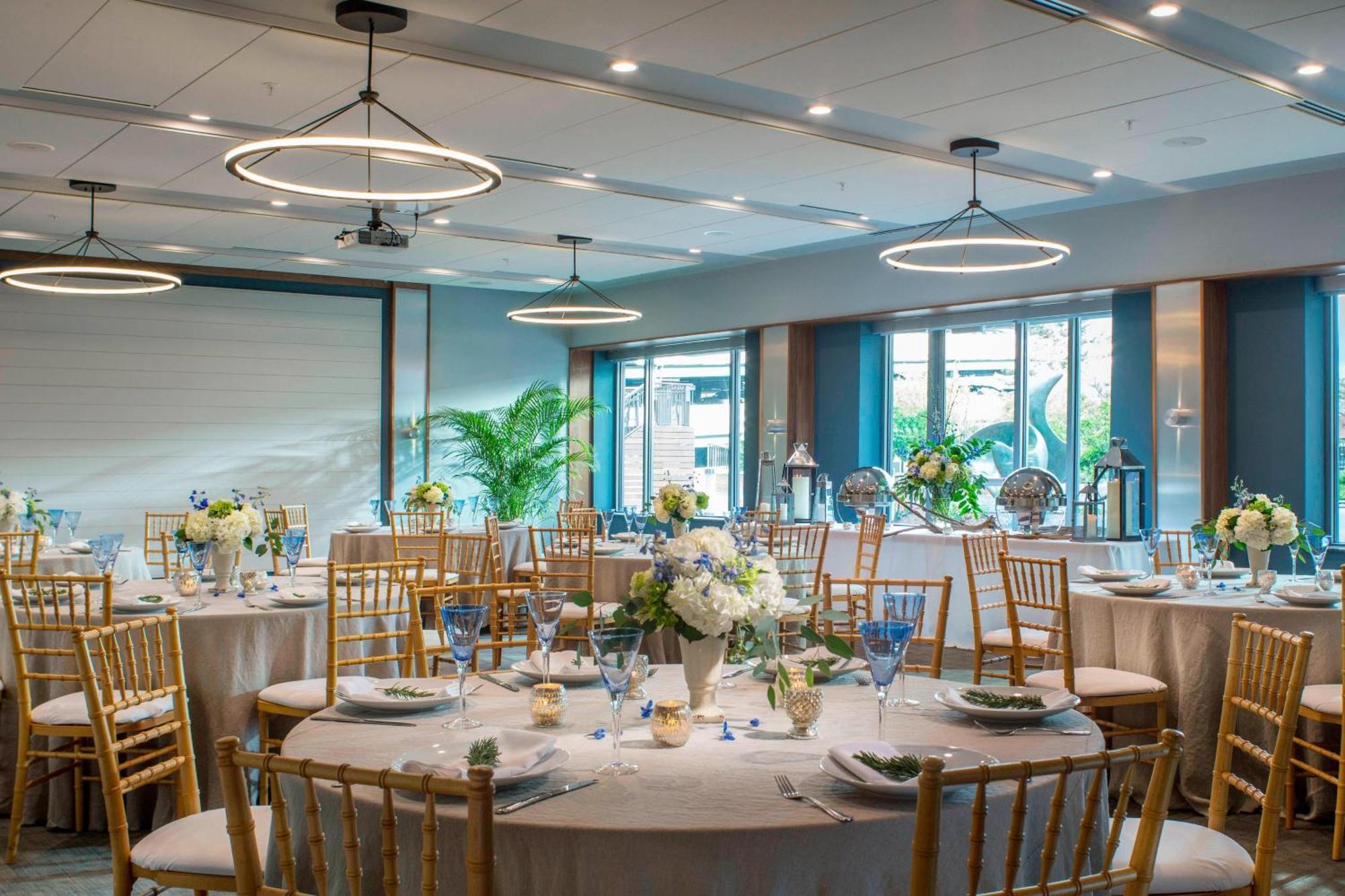 Courtyard Burlington Harbor Hotel Exterior photo