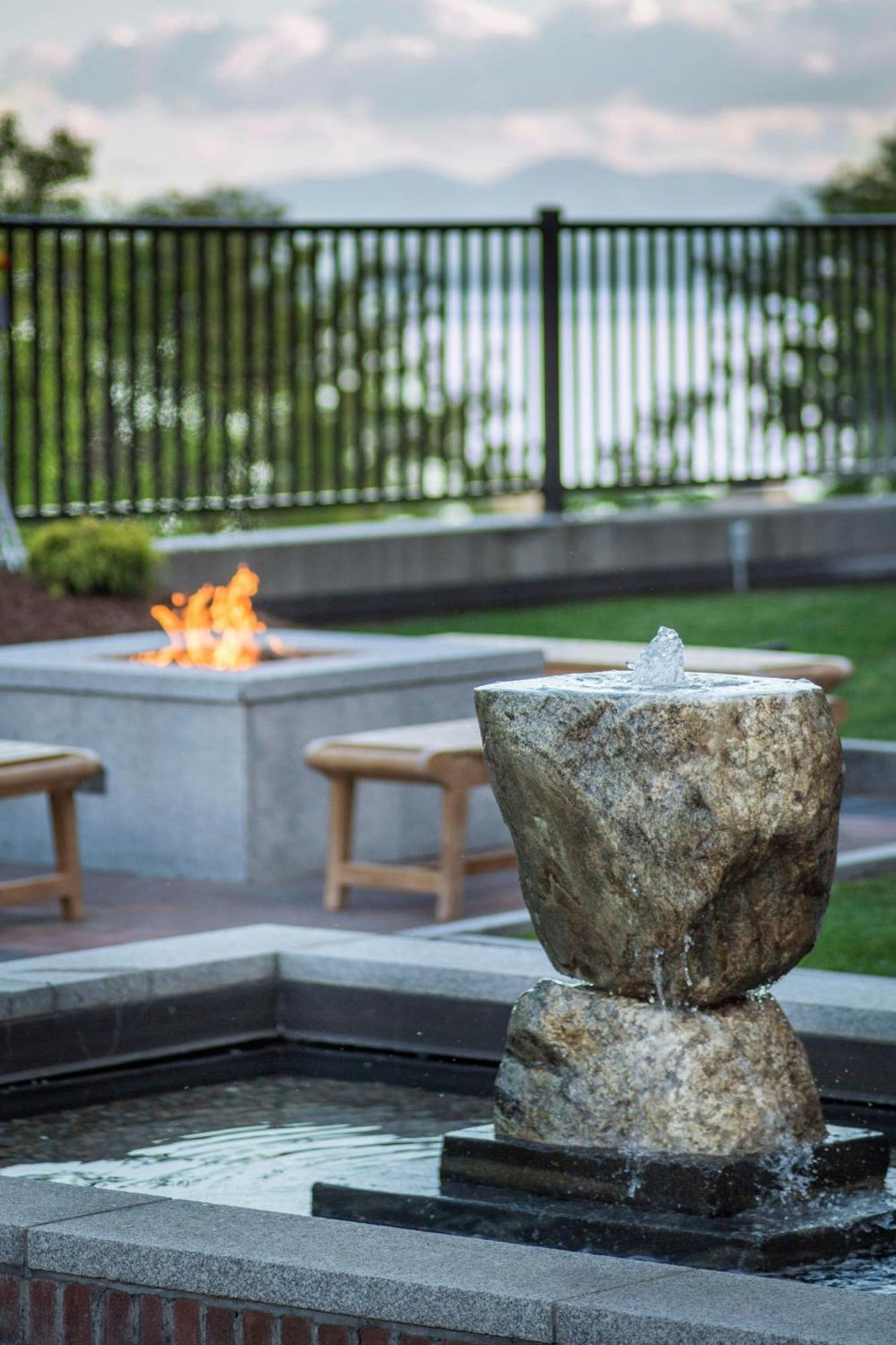 Courtyard Burlington Harbor Hotel Exterior photo