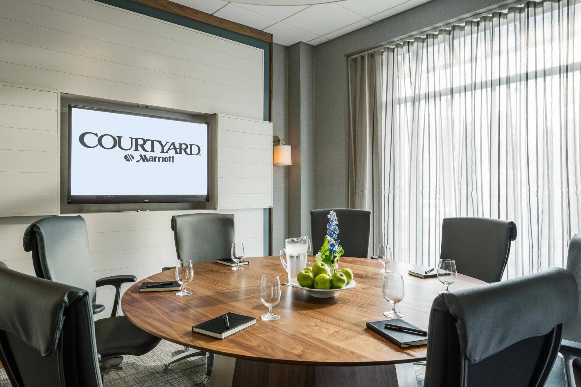 Courtyard Burlington Harbor Hotel Exterior photo