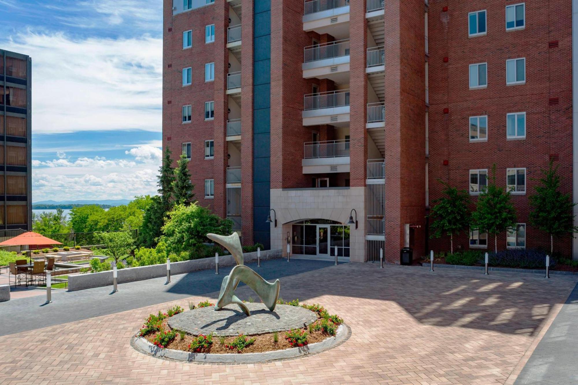 Courtyard Burlington Harbor Hotel Exterior photo